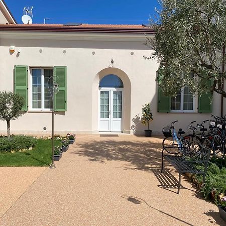 Villino Micol Camere A Due Passi Dal Mare Марина ди Карара Екстериор снимка
